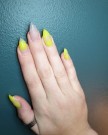 Kate Tyler, negledesign og foto. Designen er en miks av disse Dipcrylic-fargene: Banana Clip og #lit. thumbnail