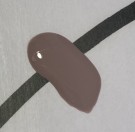 Bilde av fargeprøve tatt i lampelys, hvitt ark med sort tusjstrek som bakgrunn for å vise dekkevne. thumbnail