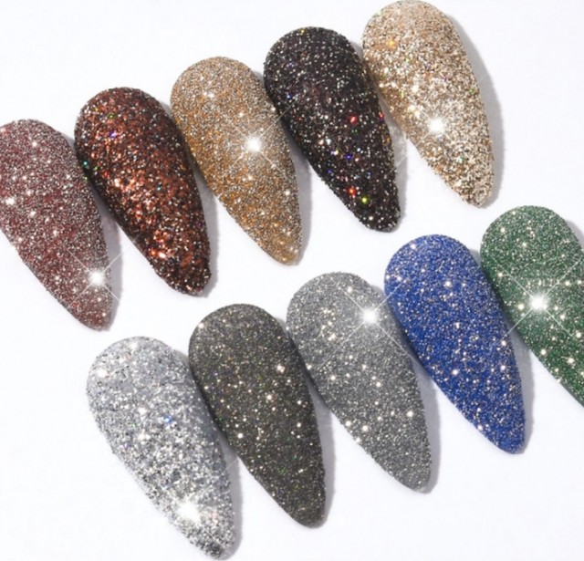 Noen av fargene i serien Sparkling Crystal Diamond Nail Powder.