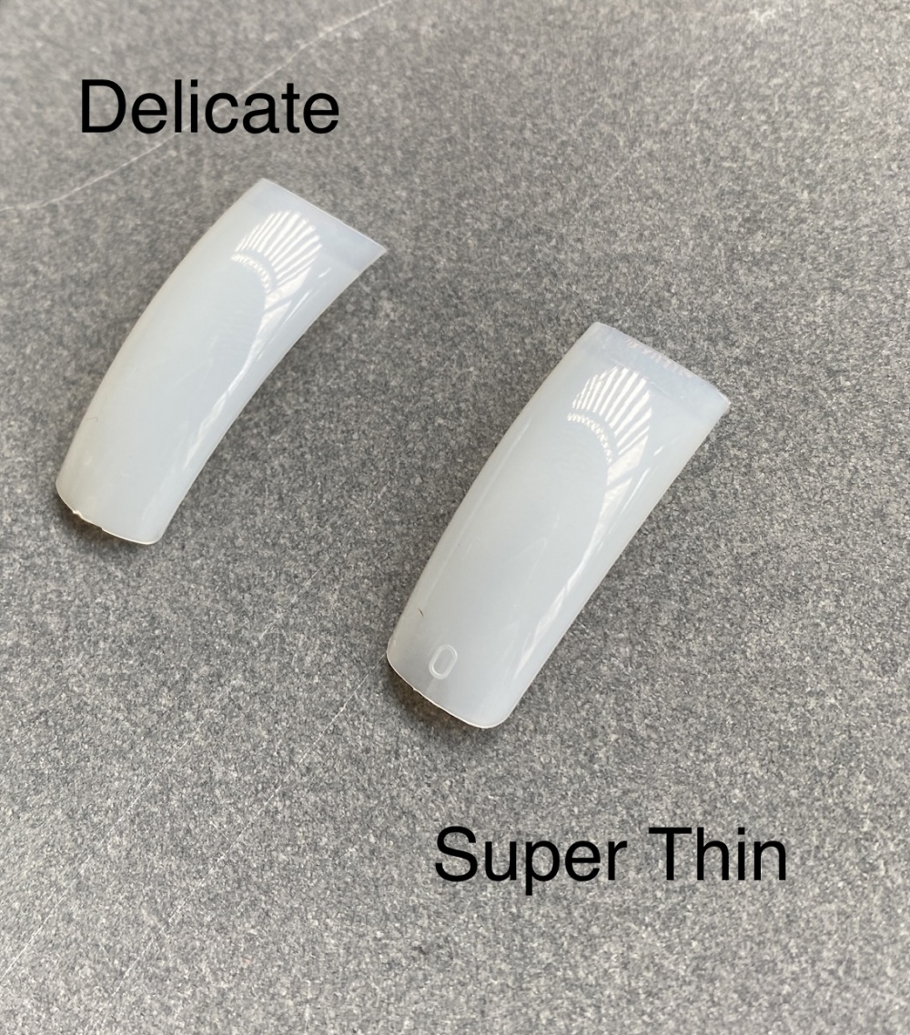 Delicate og Super Thin er ganske like, forskjellene er: Delicate har forsterket bue. Den er 0,06 mm tynnere, 0,5 mm smalere og med 1,7 mm kortere overlapping i bakkant (målt på den største størrelsen).
