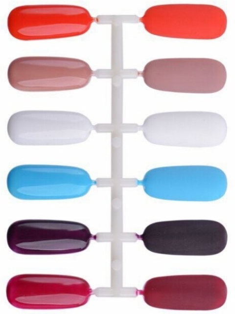 Testneglene på venstre side viser fargene før Matte Top Coat - Rubber Texture legges, testneglene til høyre viser hvordan fargene blir etter at Matte Top Coat - Rubber Texture er lagt på.