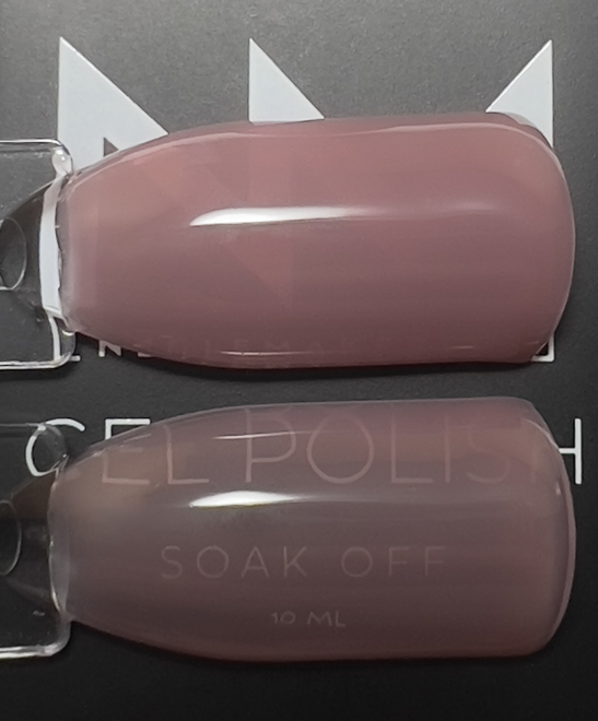 Neglemakeriet Gel Polish #093 Bodega Sheer - Øverst ser du effekten av 2 strøk med #093, nederst ser du 1 strøk med #093